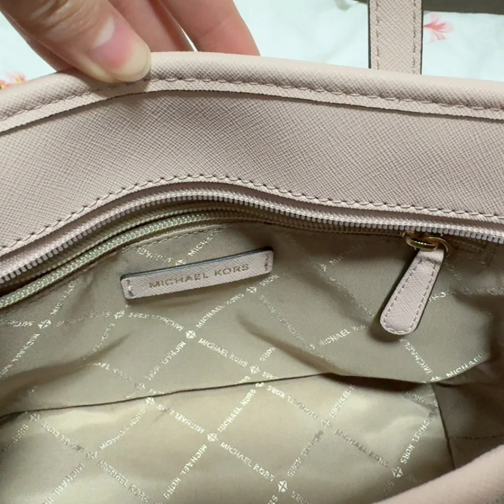 💎 Michael Kors Tote with Logo and Leather Wristlet Combo 💎 - Picture 3 of 6